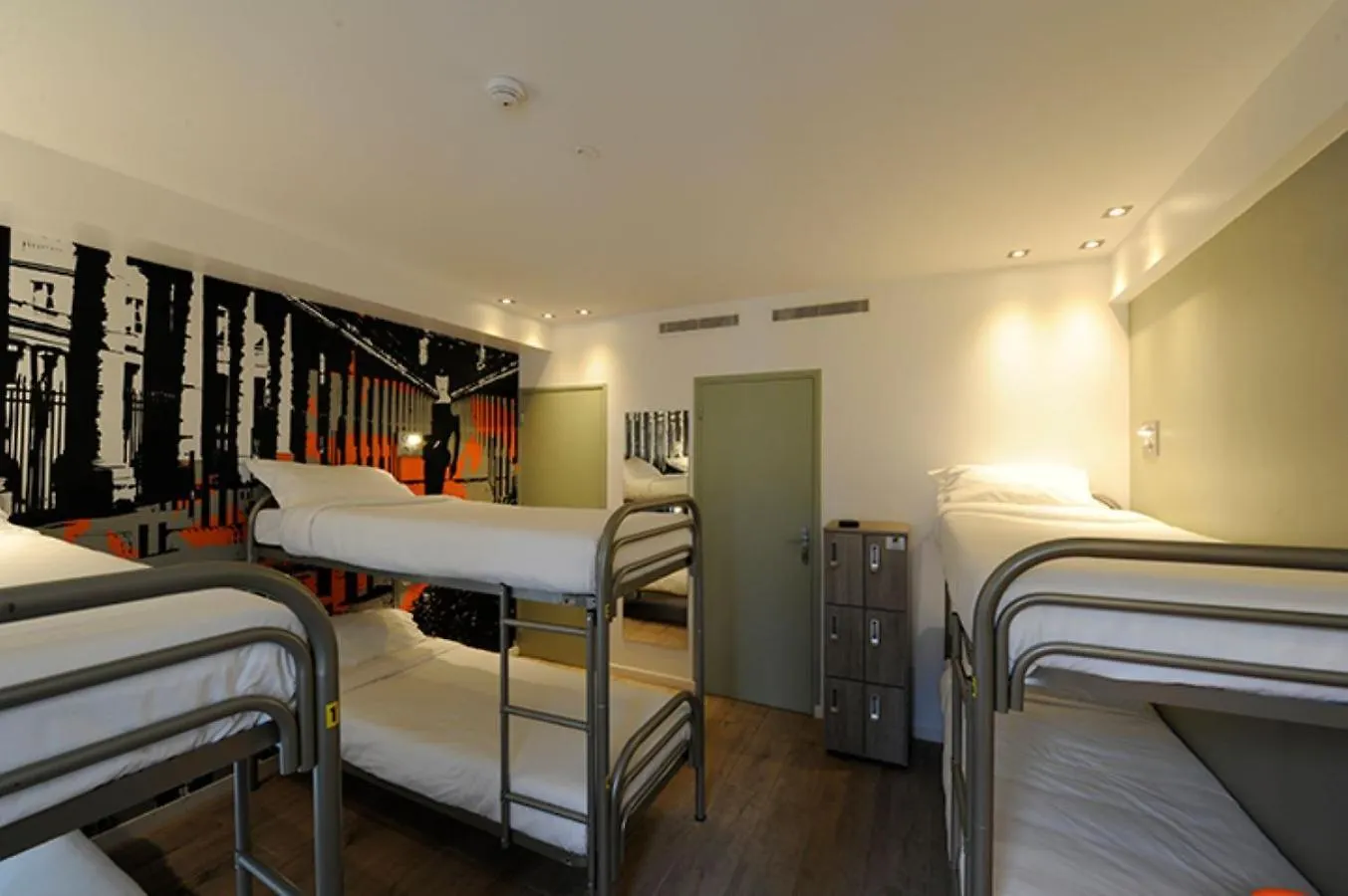 The 3 Ducks Eiffel Tower By Hiphophostels Parijs Hostel