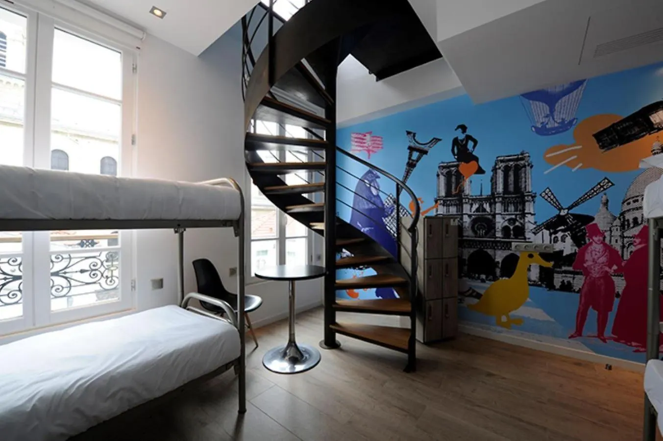 The 3 Ducks Eiffel Tower By Hiphophostels Parijs Frankrijk