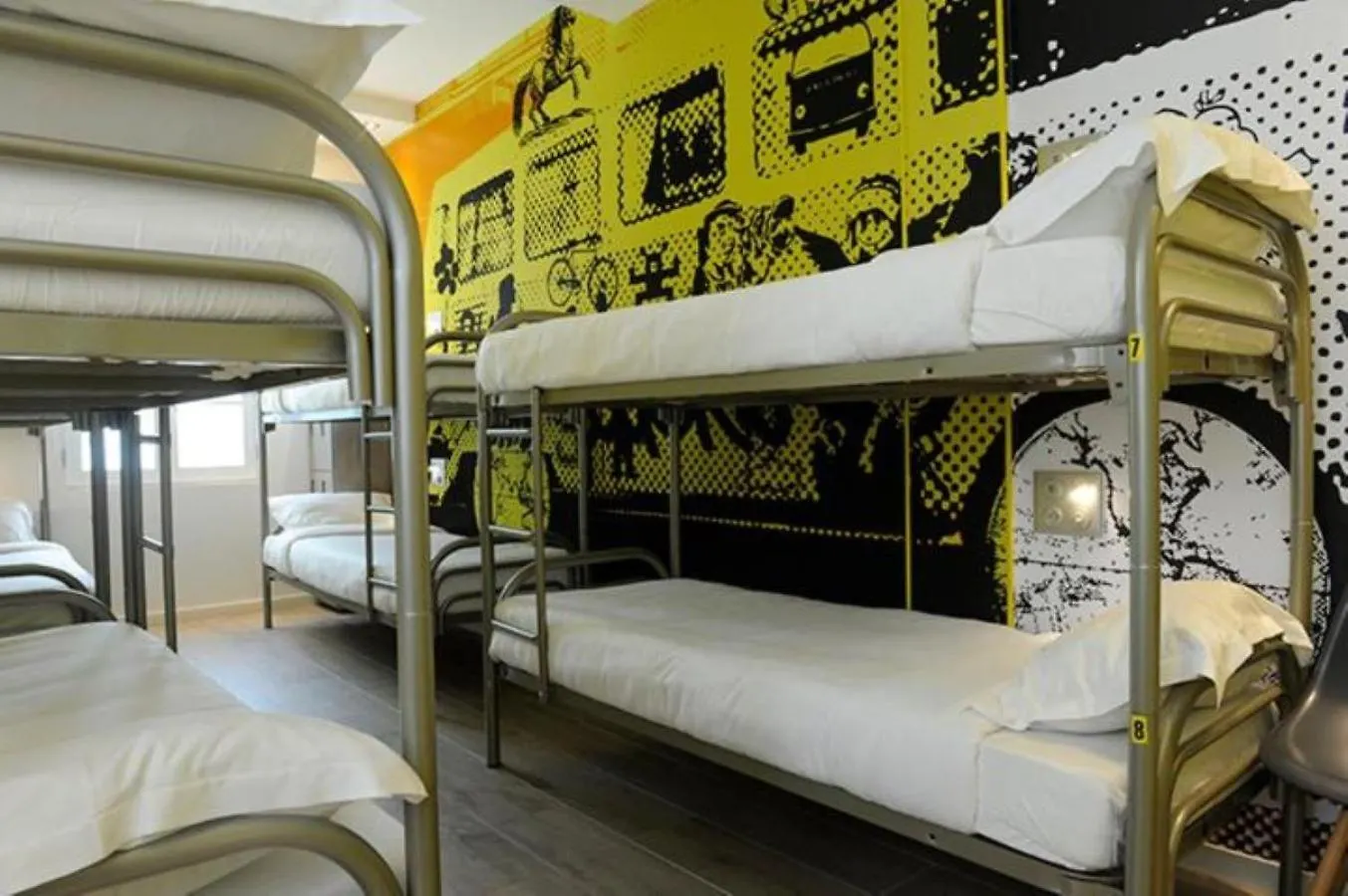 The 3 Ducks Eiffel Tower By Hiphophostels Parijs Hostel